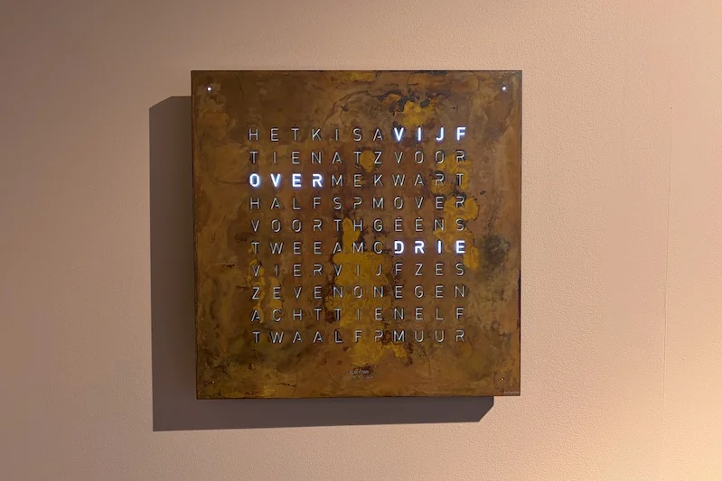 hoefsloot-wonen-qlocktwo-klok-rust-sale-2